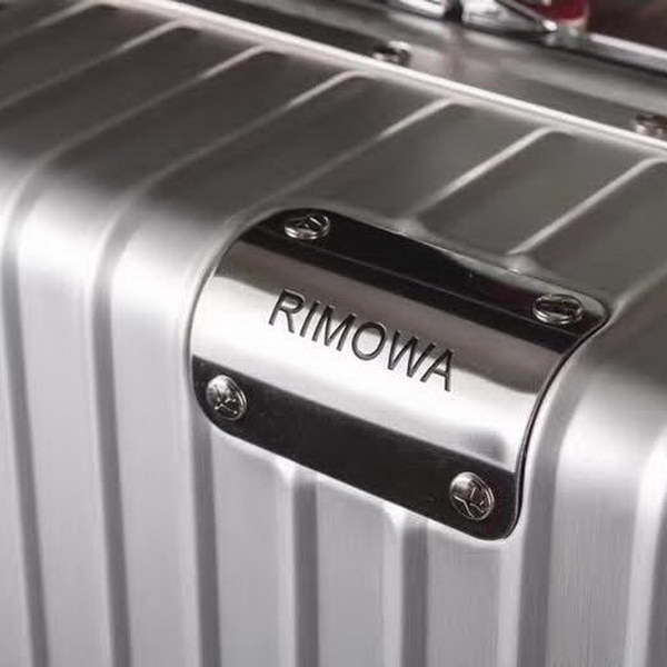 日默瓦/Rimowa 旅行箱,全铝镁合金,经典款的新版本,彩色皮质把手,购买就送透明套,4个轮子,2个手把,绑带,想怎么换就怎么换,永远是街头机场最靓的你