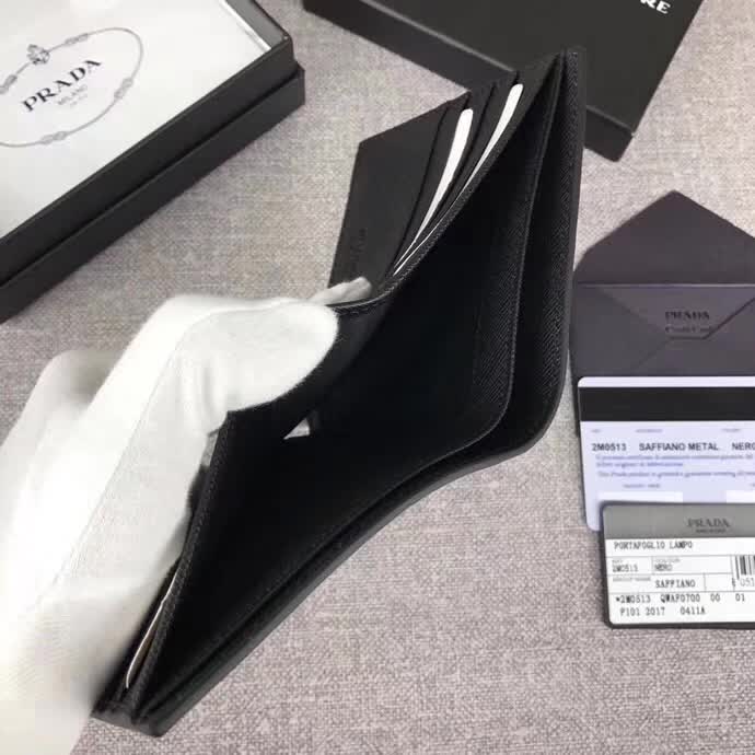 【原版皮】普拉达/Prada 短款钱夹,选用十字纹小牛皮裁制而成,边角点缀三角唛,经典之作,简单时尚,款号:2M0513