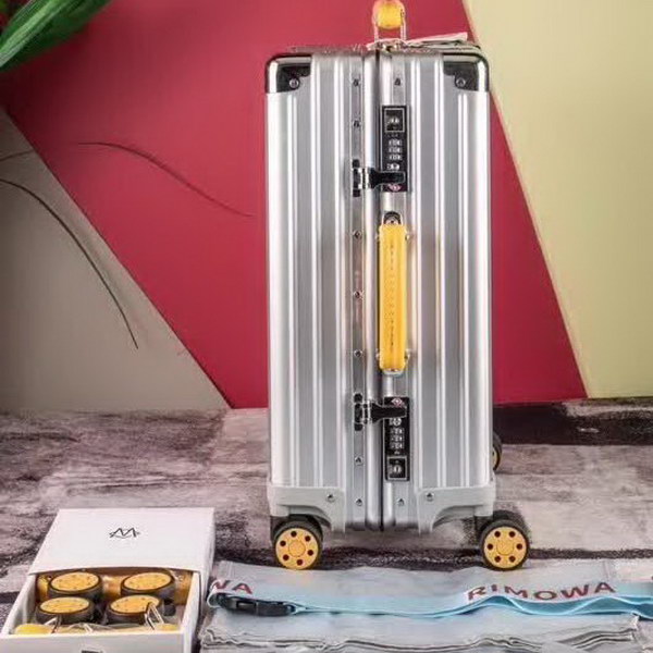 日默瓦/Rimowa 旅行箱,全铝镁合金,经典款的新版本,彩色皮质把手,购买就送透明套,4个轮子,2个手把,绑带,想怎么换就怎么换,永远是街头机场最靓的你