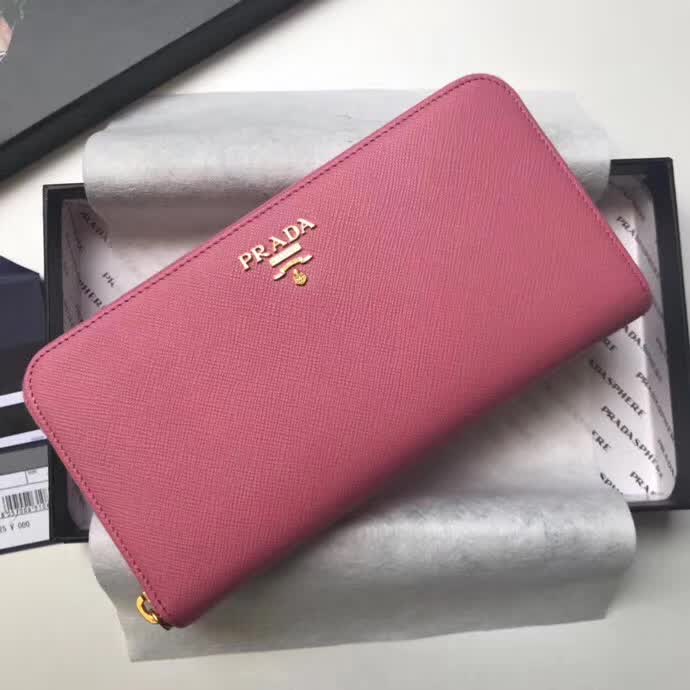 【原版皮】普拉达/Prada 拉链钱夹,选用十字纹小牛皮裁制而成,正面点缀金色散字徽标,尽显高档时尚,低调而又奢华,款号:1ML506