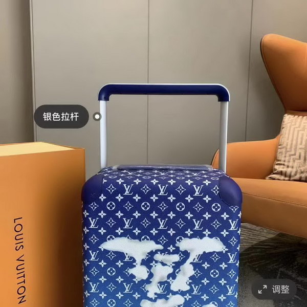 路易威登/LV Horizon 55拉杆箱在Virgil Abloh笔下舒展天朗云清的美好图景,品牌标识在宛若晴空的Monogram帆布上舒卷游移,搭配手柄和双轮等灵活设计
