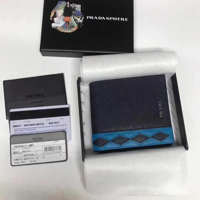 【原版皮】普拉达/Prada 短款钱夹，选用十字纹牛皮裁制而成，饰以菱形拼色，精湛走线均匀整齐，油边顺滑，款号：2M0513