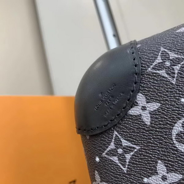 路易威登/LV 星空Horizon拉杆箱以个性创意革新,追溯品牌传统行李箱的设计风尚,皮革边角保护和超大外置拉杆丰富智慧细节,打造优雅且实用的旅行伴侣