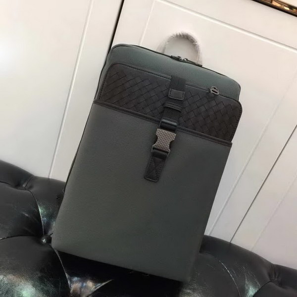 【原版皮】宝缇嘉/BV 男士双肩包,运用Meridian工艺制作,色彩绚丽,高度实用的同时又不失时尚风采,标志性刻花金属夹扣闭合,柔软加衬,有效保护高科技设备,款号:80187708