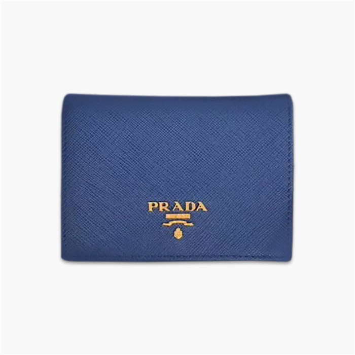 【原版皮】普拉达/Prada 短款钱夹,选用十字纹小牛皮裁制而成,点缀金色散字唛徽标,简单实用,提升个人品味的一款,款号:1M0204