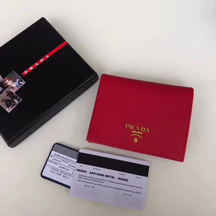 【原版皮】普拉达/Prada 短款钱夹,选用十字纹小牛皮裁制而成,点缀金色散字唛徽标,简单实用,提升个人品味的一款,款号:1M0204