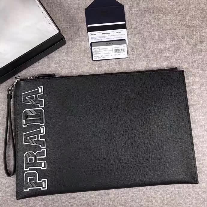 【原版皮】普拉达/Prada 男士手包,限量版,选用十字纹小牛皮裁制而成,绗缝特别的皮革徽标设计凸显个性,时尚炫酷,就是要你好看,款号:2NG001