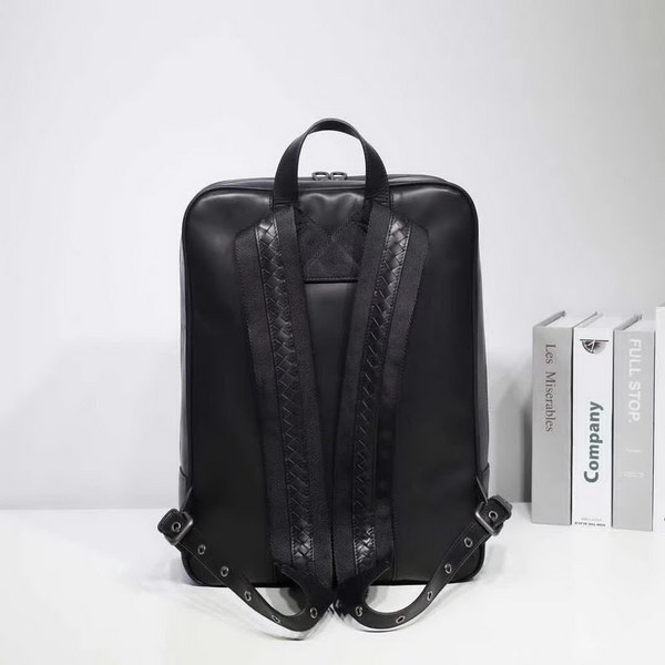 【原版皮】宝缇嘉/BV 男士双肩包,融合VN Eyelets工艺新颖呈现,光滑打蜡小牛皮基底上,大号金属孔眼条纹和intrecciato编织图案交织呈现,相映成趣,款号:80186608A