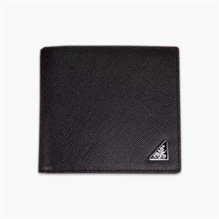 【原版皮】普拉达/Prada 短款钱夹,选用十字纹小牛皮裁制而成,边角点缀三角唛,经典之作,简单时尚,款号:2M0513