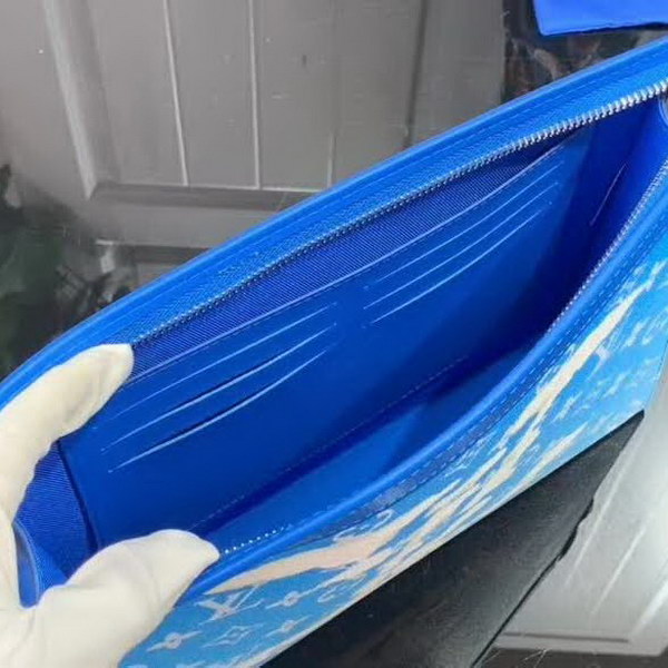 【原版皮】路易威登/LV pochette voyage手袋,以云朵主题焕新手袋设计,再令缥缈如云的品牌标识浮现于Monogram帆布背景,口袋和卡位实现有序收纳,款号:M45480