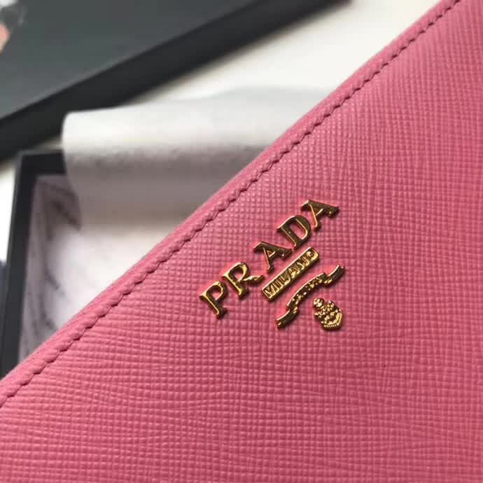 【原版皮】普拉达/Prada 拉链钱夹,选用十字纹小牛皮裁制而成,正面点缀金色散字徽标,尽显高档时尚,低调而又奢华,款号:1ML506