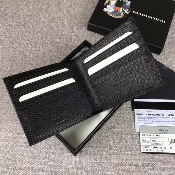 【原版皮】普拉达/Prada 短款钱夹,选用十字纹小牛皮裁制而成,边角点缀小公仔标识,经典之作,简单时尚,款号:2M0513