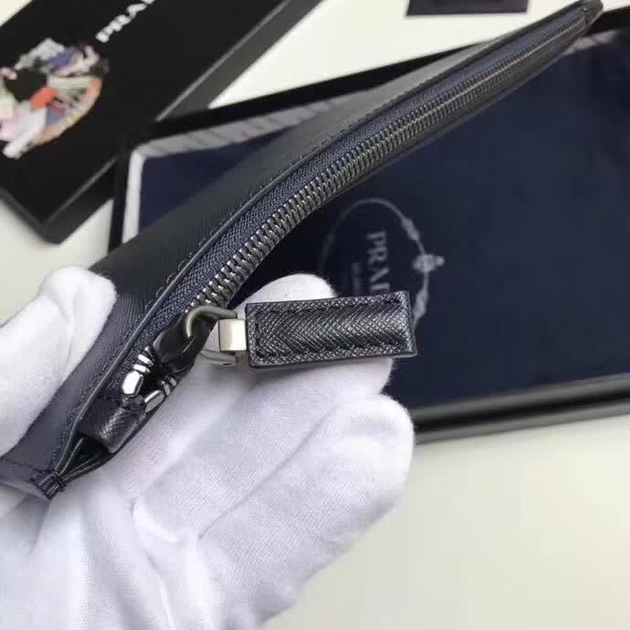 【原版皮】普拉达/Prada 男士手包，选用十字纹小牛皮裁制而成，边角点缀拼色皮革字唛徽标，款号：2NG005