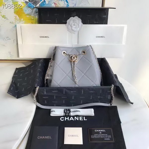 【原版皮】香奈儿/Chanel Mini小水桶包,上身简直太可爱了,这次的Hobo小水桶,长度刚好到腰部,相比之前的小水桶,这次最新款的水桶空格做得更加饱满,款号:AS1801