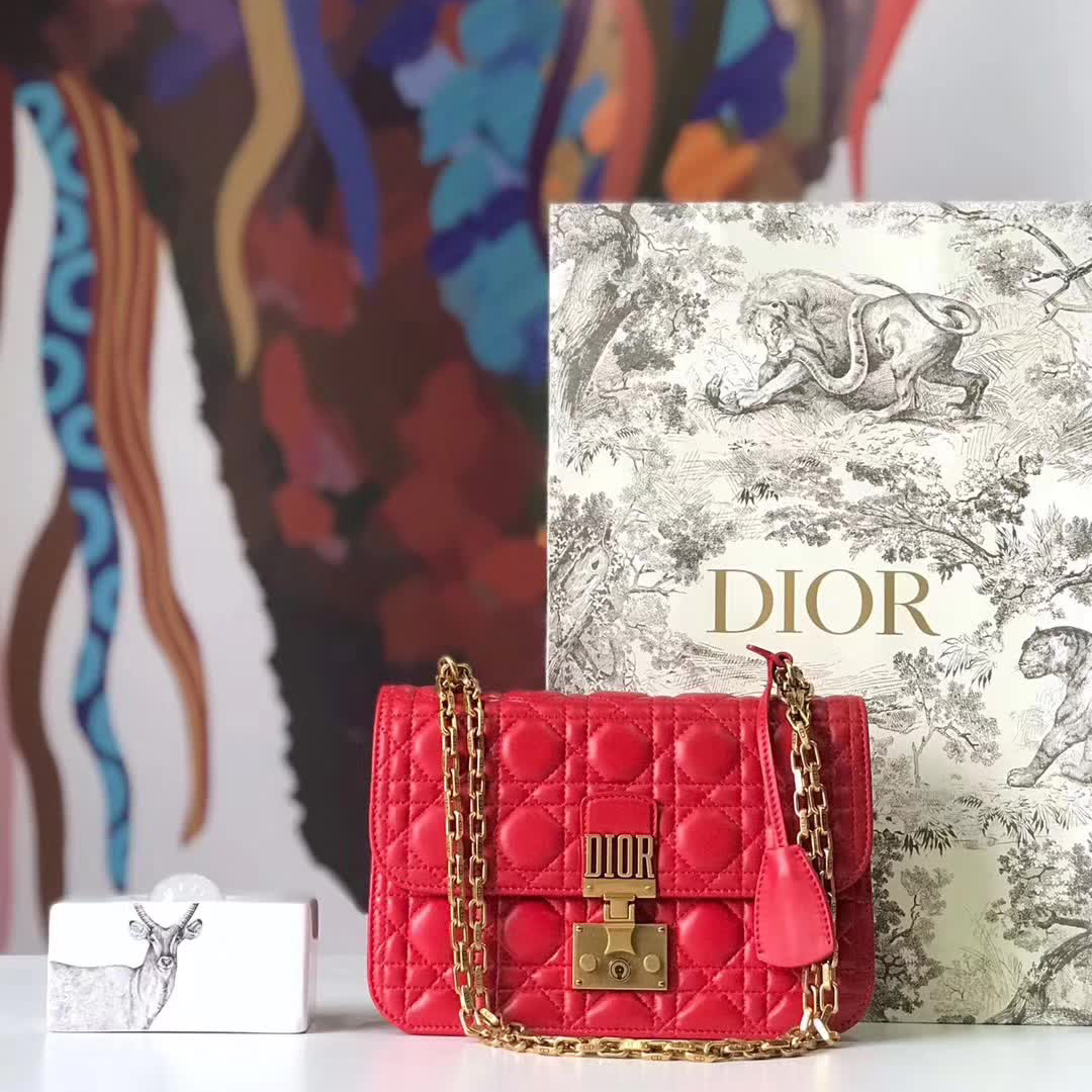 【原版皮】迪奥/Dior 链条包,选用小羊皮绗缝藤格纹,饰以精致又摩登复古品牌标识锁扣,很有年代感,搭配链条肩带,真是perfect