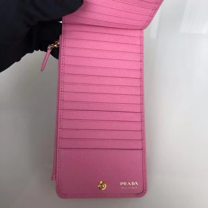【原版皮】普拉达/Prada 卡包,男女通用款,选用十字纹牛皮裁制而成,点缀金色散字唛徽标,超大容量