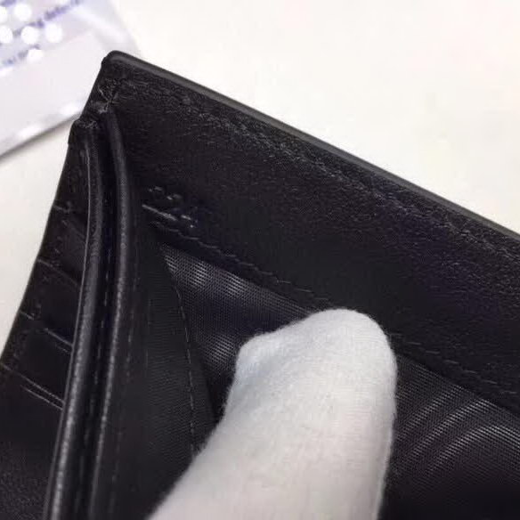 【原版皮】普拉达/Prada 短款钱夹,选用十字纹牛皮裁制而成,饰以黑色经典丝印徽标,风格优雅简约,款号:2M0513