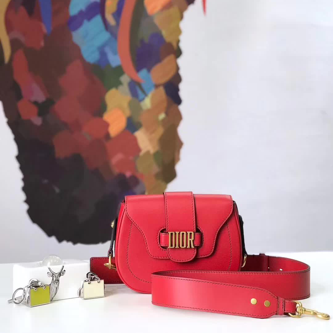 【原版皮】迪奥/Dior 肩背包,选用小牛皮裁制而成,饰以品牌标识字母锁扣,设计得比其它包更有特色一点,真的特别好看,款号:M6501