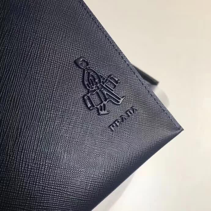 【原版皮】普拉达/Prada 男士手包,选用十字纹小牛皮裁制而成,边角点缀同色小公仔徽标,尽显高档时尚,低调而又奢华,款号:2NG005