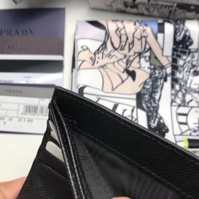 【原版皮】普拉达/Prada 短款钱夹，选用十字纹小牛皮镶嵌彩带鳄鱼纹裁制而成，经典之作，简单时尚，款号：2M0513