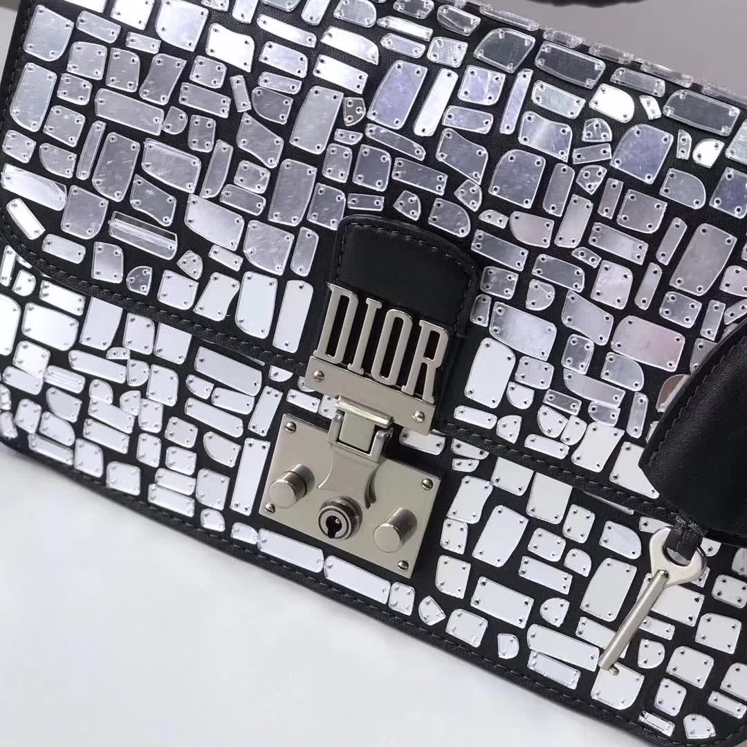 【原版皮】迪奥/Dior 链条包,选用小牛皮裁制而成,饰以不规则珠片,很有年代感,搭配链条肩带,真是perfect