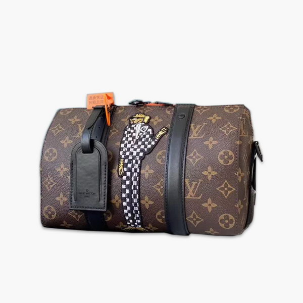 【原版皮】路易威登/LV nano Keeoall 枕头包,以Monogram帆布为袋身,装饰了公仔图案,男女都可以背额款,酷酷帅帅的,款号:M45652