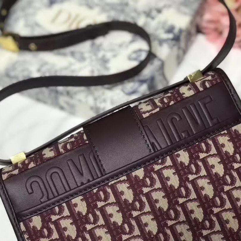 【原版皮】迪奥/Dior 30 MONTAIGNE手袋,选用Oblique提花帆布搭配同色系牛皮皮革裁制而成,饰以标志性“CD”字母锁扣,背面点缀30 Montaigne立体压印装饰,款号:M9203