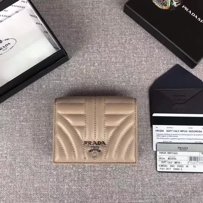 【原版皮】普拉达/Prada 短款钱夹,选用纳帕牛皮裁制而成,点缀散字唛徽标,精湛走线均匀整齐,款号:1MV204