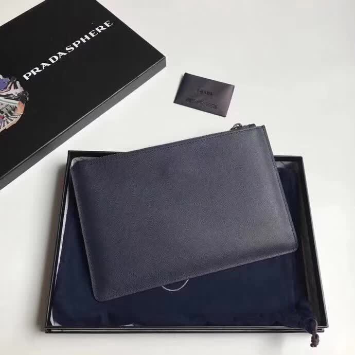 【原版皮】普拉达/Prada 男士手包，选用十字纹小牛皮裁制而成，边角点缀拼色皮革字唛徽标，款号：2NG005