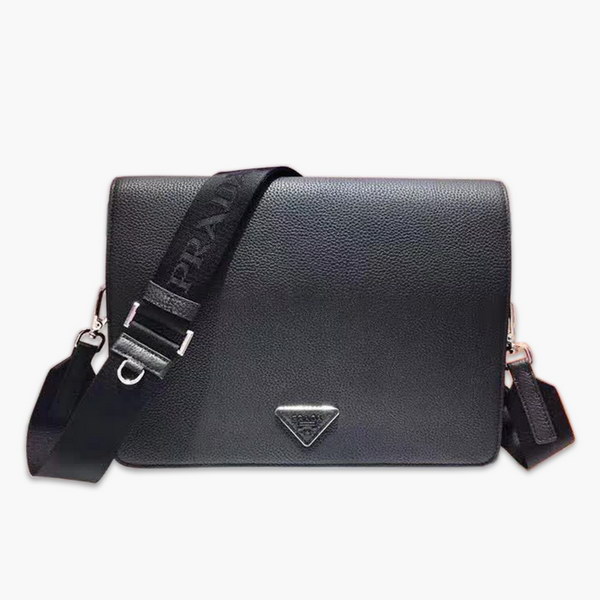 【原版皮】普拉达/Prada 男士斜跨包,采用进口小牛皮材质,外部三角形徽标,简约又大气,男士们的最爱,款号:2VD012