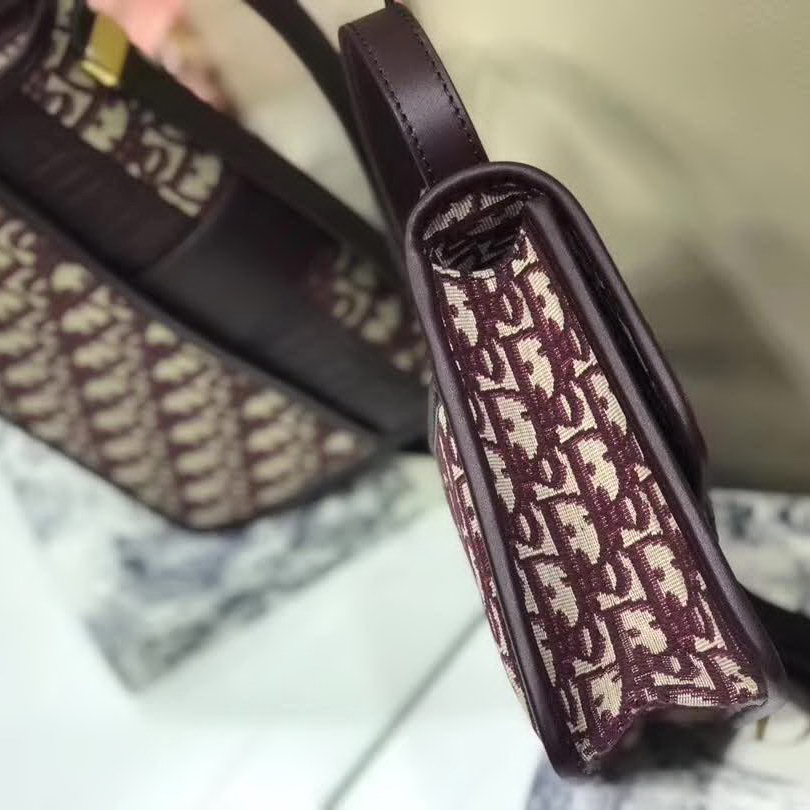 【原版皮】迪奥/Dior 30 MONTAIGNE手袋,选用Oblique提花帆布搭配同色系牛皮皮革裁制而成,饰以标志性“CD”字母锁扣,背面点缀30 Montaigne立体压印装饰,款号:M9203