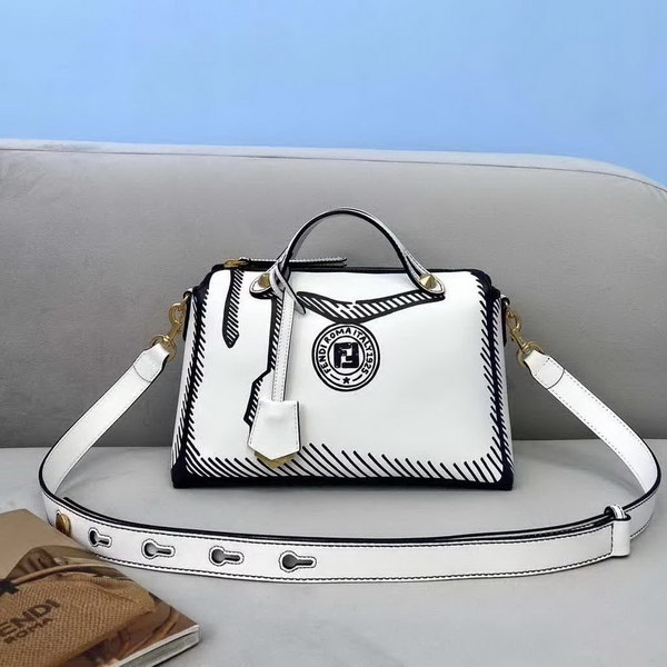 【原版皮】芬迪/Fendi 加州天空系列手提波士顿包,以撞色黑色图形轮廓,营造二维效果,白色皮革进口原料制作,单拉链轻松开,内部宽敞,配有提手和可调节肩带,斜挎手提皆,挂饰,字母肩带需另行购买,款号: 2580