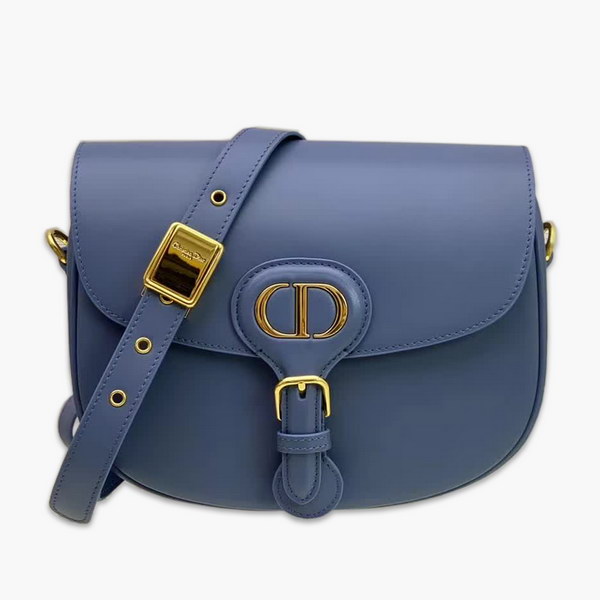 【原版皮】迪奥/Dior bobby 手袋,复古CD logo,硬挺的包身,五金做旧增加了复古感,不易磨损,采用光面牛皮革精心制作,饰以复古金色五金配件提升格调,柔软而富有质感,点缀有军装风格搭扣,款号:M9319