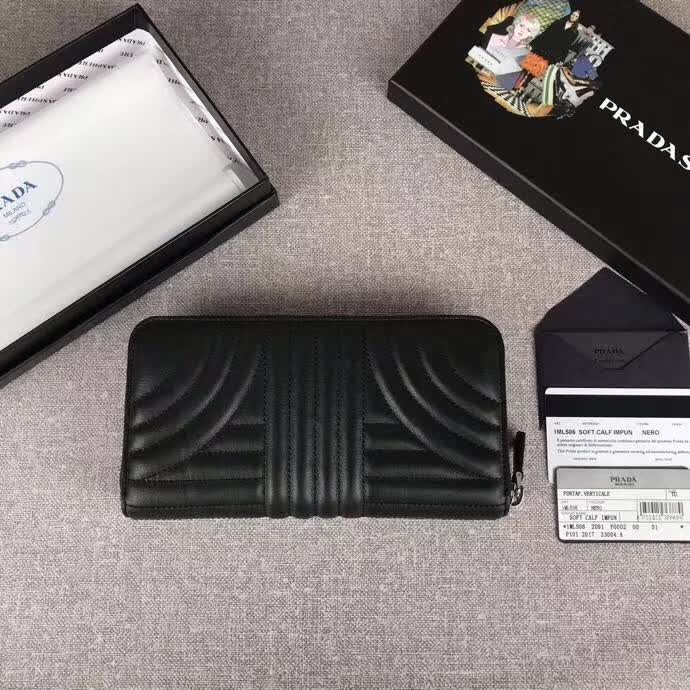 【原版皮】普拉达/Prada 拉链钱夹,选用纳帕牛皮裁制而成,点缀散字唛徽标,精湛走线均匀整齐,款号:1ML506