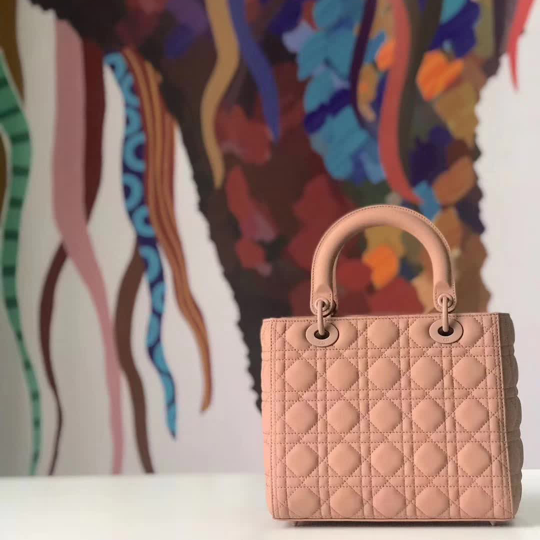 【原版皮】迪奥/Dior 戴妃包,磨砂系列,选用小牛皮绗缝藤格纹,饰有 Ultra matte 饰面金属配饰