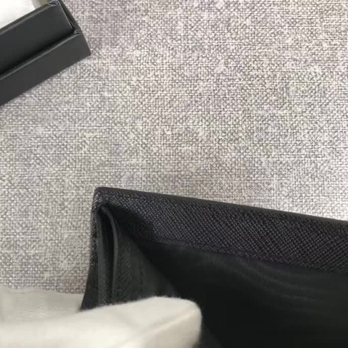 【原版皮】普拉达/Prada 短款钱夹，选用十字纹小牛皮裁制而成，边角热压印字母标识，精湛走线均匀整齐，做工精湛，款号：2M0513