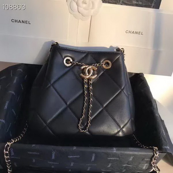 【原版皮】香奈儿/Chanel Mini小水桶包,上身简直太可爱了,这次的Hobo小水桶,长度刚好到腰部,相比之前的小水桶,这次最新款的水桶空格做得更加饱满,款号:AS1801