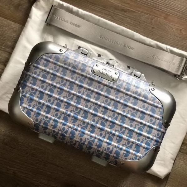 迪奥Dior X 日默瓦/RiMoWa 独家定制款化妆箱,汇集艺术,时尚与设计,领先时装周发售,体现精湛的手工匠艺和专业技术