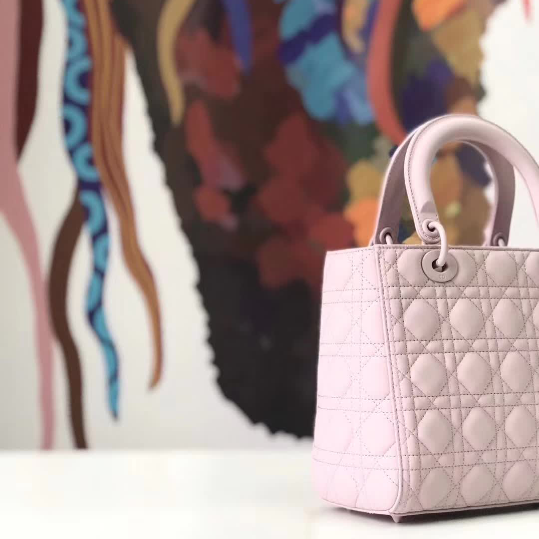 【原版皮】迪奥/Dior 戴妃包,磨砂系列,选用小牛皮绗缝藤格纹,饰有 Ultra matte 饰面金属配饰