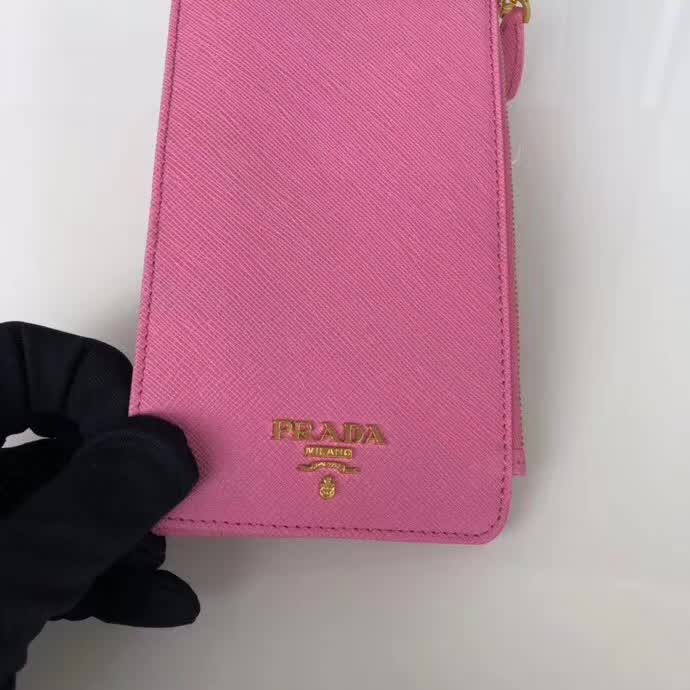 【原版皮】普拉达/Prada 卡包,男女通用款,选用十字纹牛皮裁制而成,点缀金色散字唛徽标,超大容量
