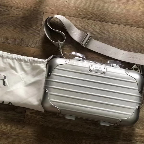 迪奥Dior X 日默瓦/RiMoWa 独家定制款化妆箱,汇集艺术,时尚与设计,领先时装周发售,体现精湛的手工匠艺和专业技术