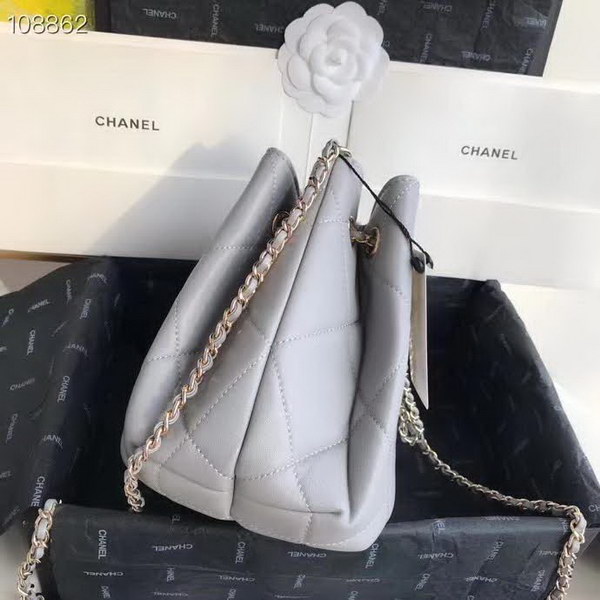 【原版皮】香奈儿/Chanel Mini小水桶包,上身简直太可爱了,这次的Hobo小水桶,长度刚好到腰部,相比之前的小水桶,这次最新款的水桶空格做得更加饱满,款号:AS1801