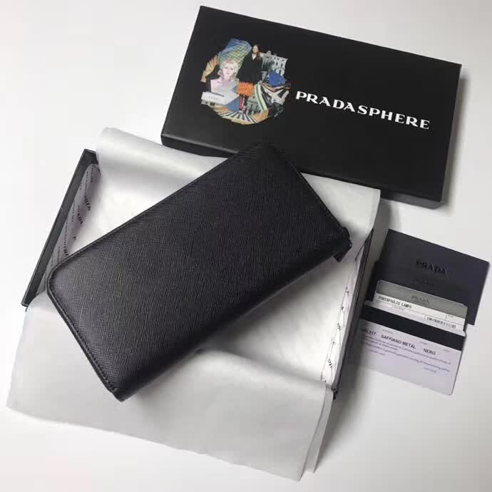 【原版皮】普拉达/Prada 拉链钱夹,选用十字纹小牛皮裁制而成,边角点缀三角散字徽标,经典之作,简单时尚,款号:2ML317