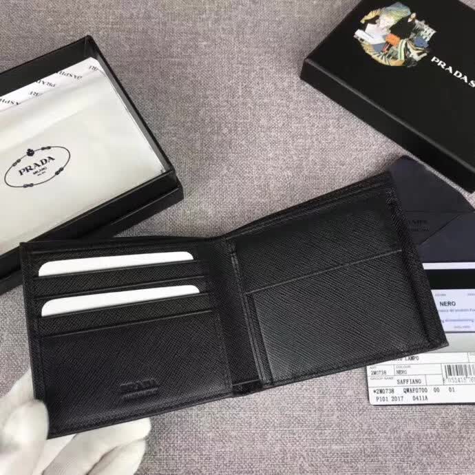 【原版皮】普拉达/Prada 短款钱夹,选用十字纹小牛皮裁制而成,边角点缀散字唛徽标,经典之作,简单时尚,款号:2M0738