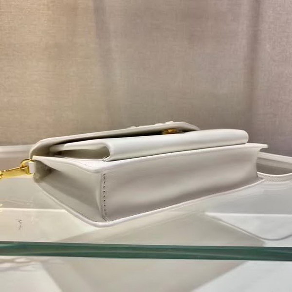 【原版皮】普拉达/Prada 肩背包,诠释精致的极简主义设计格调,一枚金属徽标点缀其上,昭示品牌身份,可拆卸可调式皮革肩带,又可当手包,内配可拆卸镜子,款号: 1BP020