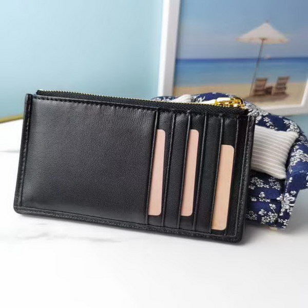 【原版皮】缪缪/Miu Miu 拉链钱夹,采用小羊皮材质精心裁制而成,Matelasse花纹图案,内里标识烫字,款号:5MB00