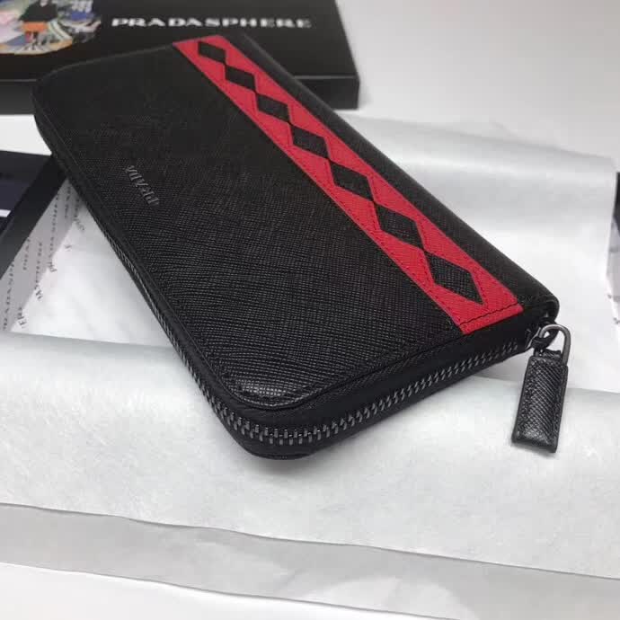【原版皮】普拉达/Prada 拉链钱夹,选用十字纹牛皮裁制而成,饰以菱形拼色,精湛走线均匀整齐,油边顺滑,款号:2ML317