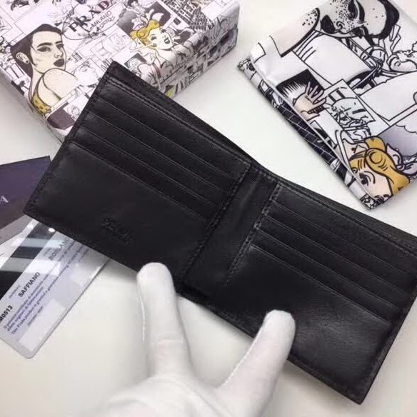 【原版皮】普拉达/Prada 短款钱夹,选用十字纹牛皮裁制而成,饰以黑色经典丝印徽标,风格优雅简约,款号:2M0513
