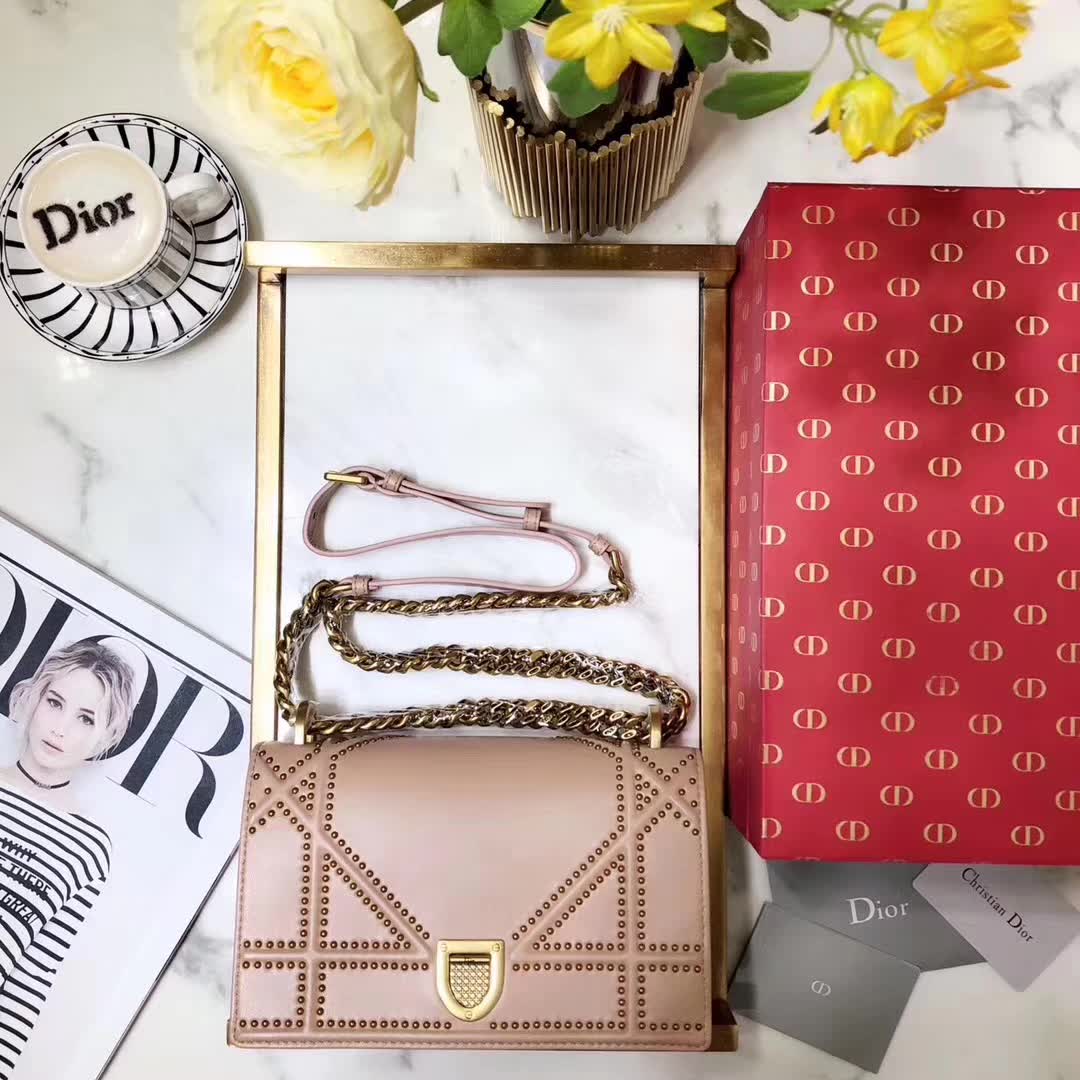 【原版皮】迪奥/Dior 链条包,选用小羊皮裁制而成,缀以饰钉 Archicannage藤格纹图案,徽章锁扣,美得不要不要的