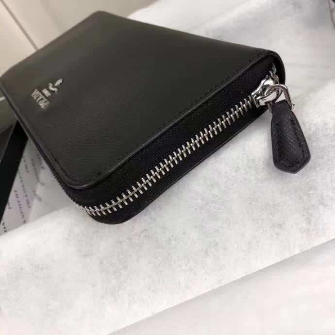 【原版皮】普拉达/Prada 拉链钱夹,选用十字纹小牛皮裁制而成,正面点缀银色散字徽标,尽显高档时尚,低调而又奢华,款号:1ML506